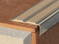 Угловой профиль алюминиевый с двумя противоскользящими резиновыми вставками Евроступень АУ 72 бежевый 2,5 м Угловой профиль алюминиевый с двумя противоскользящими резиновыми вставками Евроступень АУ 72 бежевый 2,5 м