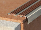 Угловой профиль алюминиевый с двумя противоскользящими резиновыми вставками Евроступень АУ 72 коричневый 2,5 м Угловой профиль алюминиевый с двумя противоскользящими резиновыми вставками Евроступень АУ 72 коричневый 2,5 м