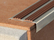 Угловой профиль алюминиевый с двумя противоскользящими резиновыми вставками Евроступень АУ 72 коричневый 2,5 м Угловой профиль алюминиевый с двумя противоскользящими резиновыми вставками Евроступень АУ 72 коричневый 2,5 м