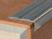 Угловой профиль алюминиевый с двумя противоскользящими резиновыми вставками Евроступень АУ 72 серый 2,5 м Угловой профиль алюминиевый с двумя противоскользящими резиновыми вставками Евроступень АУ 72 серый 2,5 м