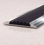 Порог одноуровневый с резиновой вставкой ПО-46 серебро глянец - черный 2,7 м Порог одноуровневый с резиновой вставкой ПО-46 серебро глянец - черный 2,7 м