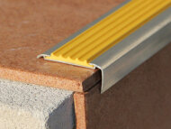 Угловой профиль алюминиевый с противоскользящей резиновой вставкой Евроступень АУ 50 желтый 2,5 м Угловой профиль алюминиевый с противоскользящей резиновой вставкой Евроступень АУ 50 желтый 2,5 м