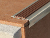 Угловой профиль алюминиевый с противоскользящей резиновой вставкой Евроступень АУ 50 коричневый 2,5 м Угловой профиль алюминиевый с противоскользящей резиновой вставкой Евроступень АУ 50 коричневый 2,5 м