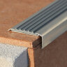 Заказать Угловой профиль алюминиевый с противоскользящей резиновой вставкой Евроступень АУ 50 серый 2,5 м Заказать Угловой профиль алюминиевый с противоскользящей резиновой вставкой Евроступень АУ 50 серый 2,5 м
