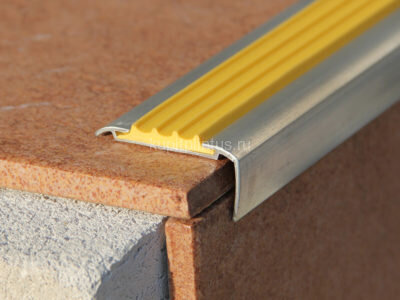 Заказать Угловой профиль алюминиевый с противоскользящей резиновой вставкой Евроступень АУ 42 желтый 2,5 м 