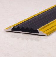 Порог одноуровневый с резиновой вставкой ПО-46 золото матовое - черный 2,7 м Порог одноуровневый с резиновой вставкой ПО-46 золото матовое - черный 2,7 м