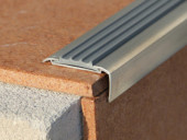 Угловой профиль алюминиевый с противоскользящей резиновой вставкой Евроступень АУ 42 серый 2,5 м