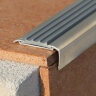 Заказать Угловой профиль алюминиевый с противоскользящей резиновой вставкой Евроступень АУ 42 серый 2,5 м 
