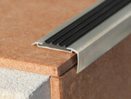 Угловой профиль алюминиевый с противоскользящей резиновой вставкой Евроступень АУ 42 черный 2,5 м Угловой профиль алюминиевый с противоскользящей резиновой вставкой Евроступень АУ 42 черный 2,5 м