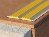 Профиль алюминиевый с противоскользящей резиновой вставкой (плоская накладка) Евроступень АН 72 желтый 2,5 м