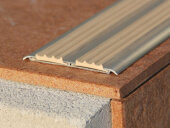 Профиль алюминиевый с противоскользящей резиновой вставкой (плоская накладка) Евроступень АН 72 бежевый 2,5 м