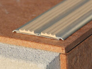 Профиль алюминиевый с противоскользящей резиновой вставкой (плоская накладка) Евроступень АН 72 бежевый 2,5 м Профиль алюминиевый с противоскользящей резиновой вставкой (плоская накладка) Евроступень АН 72 бежевый 2,5 м