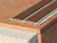 Профиль алюминиевый с противоскользящей резиновой вставкой (плоская накладка) Евроступень АН 72 коричневый 2,5 м Профиль алюминиевый с противоскользящей резиновой вставкой (плоская накладка) Евроступень АН 72 коричневый 2,5 м