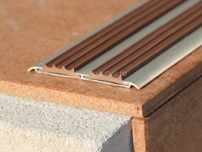 Заказать Профиль алюминиевый с противоскользящей резиновой вставкой (плоская накладка) Евроступень АН 72 коричневый 2,5 м Заказать Профиль алюминиевый с противоскользящей резиновой вставкой (плоская накладка) Евроступень АН 72 коричневый 2,5 м