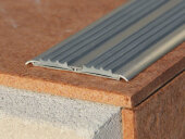 Профиль алюминиевый с противоскользящей резиновой вставкой (плоская накладка) Евроступень АН 72 серый 2,5 м