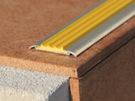 Профиль алюминиевый с противоскользящей резиновой вставкой (плоская накладка) Евроступень АН 42 желтый 2,5 м Профиль алюминиевый с противоскользящей резиновой вставкой (плоская накладка) Евроступень АН 42 желтый 2,5 м