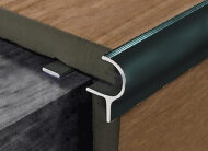 Алюминиевый F-профиль для ступеней 10 мм с рифлением PV50-19 черный блестящий 2,7 м Алюминиевый F-профиль для ступеней 10 мм с рифлением PV50-19 черный блестящий 2,7 м