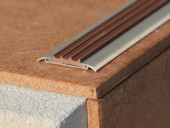 Профиль алюминиевый с противоскользящей резиновой вставкой (плоская накладка) Евроступень АН 42 коричневый 2,5 м