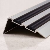 Угловой порог с двумя резиновыми вставками ПО-68х30 серебро матовое 2,7 м Угловой порог с двумя резиновыми вставками ПО-68х30 серебро матовое 2,7 м