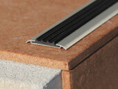 Профиль алюминиевый с противоскользящей резиновой вставкой (плоская накладка) Евроступень АН 42 черный 2,5 м Профиль алюминиевый с противоскользящей резиновой вставкой (плоская накладка) Евроступень АН 42 черный 2,5 м