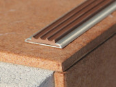 Профиль алюминиевый с противоскользящей резиновой вставкой (плоская накладка) Евроступень АН 32 коричневый 2,5 м