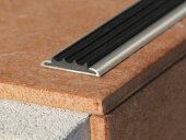 Профиль алюминиевый с противоскользящей резиновой вставкой (плоская накладка) Евроступень АН 32 черный 2,5 м