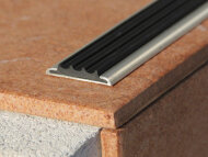 Профиль алюминиевый с противоскользящей резиновой вставкой (плоская накладка) Евроступень АН 32 черный 2,5 м Профиль алюминиевый с противоскользящей резиновой вставкой (плоская накладка) Евроступень АН 32 черный 2,5 м