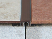 Профиль закладной компенсационный с противоскользящей резиновой вставкой Евроступень К коричневый 2,5 м