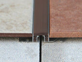 Профиль закладной компенсационный с противоскользящей резиновой вставкой Евроступень К коричневый 2,5 м Профиль закладной компенсационный с противоскользящей резиновой вставкой Евроступень К коричневый 2,5 м