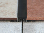 Профиль закладной компенсационный с противоскользящей резиновой вставкой Евроступень К черный 2,5 м Профиль закладной компенсационный с противоскользящей резиновой вставкой Евроступень К черный 2,5 м