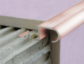 Алюминиевый профиль для ступеней овальный (ZET OWAL) с рифлением 10 мм PV49-15 розовый блестящий 2,7 м