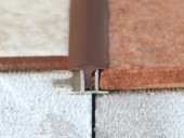 Профиль закладной межшовный с противоскользящей резиновой вставкой Евроступень Г коричневый 2,5 м