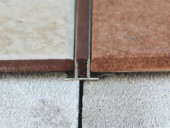 Профиль закладной межшовный с противоскользящей резиновой вставкой Евроступень T коричневый 2,5 м