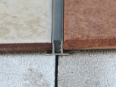 Профиль закладной межшовный с противоскользящей резиновой вставкой Евроступень T серый 2,5 м
