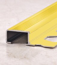 Профиль для ступеней с рифлением П-образный 20х12 мм PV52-05 золото блестящее 2,7 м Профиль для ступеней с рифлением П-образный 20х12 мм PV52-05 золото блестящее 2,7 м