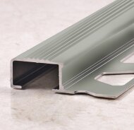 Профиль для ступеней с рифлением П-образный 20х12 мм PV52-02 серебро матовое 2,7 м Профиль для ступеней с рифлением П-образный 20х12 мм PV52-02 серебро матовое 2,7 м