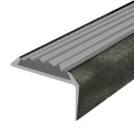 Угловой порог алюминиевый противоскользящий 22х42 мм Д01 КР люкс Черный металлик (серая вставка) 2,7 м Угловой порог алюминиевый противоскользящий 22х42 мм Д01 КР люкс Черный металлик (серая вставка) 2,7 м