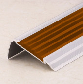 Угловой противоскользящий порог алюминиевый с резиновой вставкой ПО-48х23 коричневый-серебро матовое 2,7 м