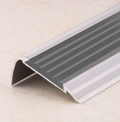 Угловой противоскользящий порог алюминиевый с резиновой вставкой ПО-48х23 серый-серебро матовое 2,7 м