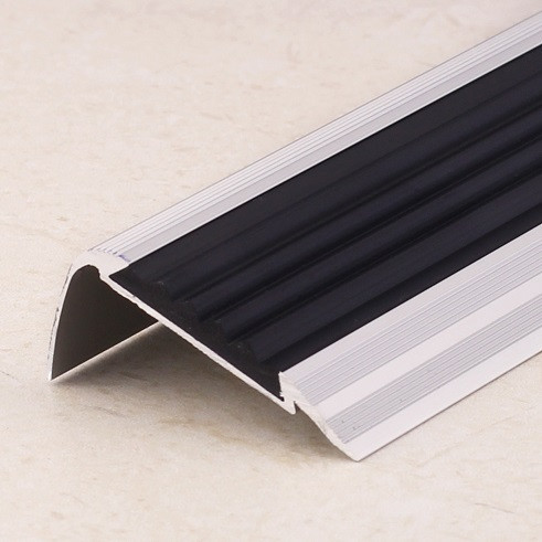 Заказать Угловой противоскользящий порог алюминиевый с резиновой вставкой ПО-48х23 черный (без покрытия) 2,7 м 
