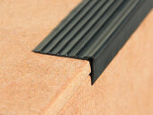 Угловой резиновый профиль противоскользящий Евроступень У-40 черный 12 м Угловой резиновый профиль противоскользящий Евроступень У-40 черный 12 м