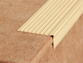 Угловой резиновый профиль противоскользящий Евроступень У-50 бежевый 12 м Угловой резиновый профиль противоскользящий Евроступень У-50 бежевый 12 м