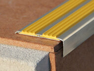 Угловой профиль алюминиевый с двумя противоскользящими резиновыми вставками Евроступень АУ 72 желтый 2,5 м Угловой профиль алюминиевый с двумя противоскользящими резиновыми вставками Евроступень АУ 72 желтый 2,5 м