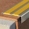 Заказать Угловой профиль алюминиевый с двумя противоскользящими резиновыми вставками Евроступень АУ 72 желтый 2,5 м 