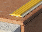 Профиль алюминиевый с противоскользящей резиновой вставкой (плоская накладка) Евроступень АН 32 желтый 2,5 м